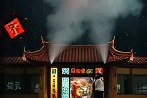纸鸢少年行封面：少年牵线放起一只纸鸢的江畔