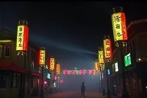雾港信号封面：雾气笼罩的港口集装箱与亮起红灯的吊机