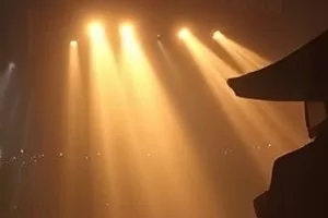藤蔓教室封面：爬满绿藤的黑板与整齐排列的课桌